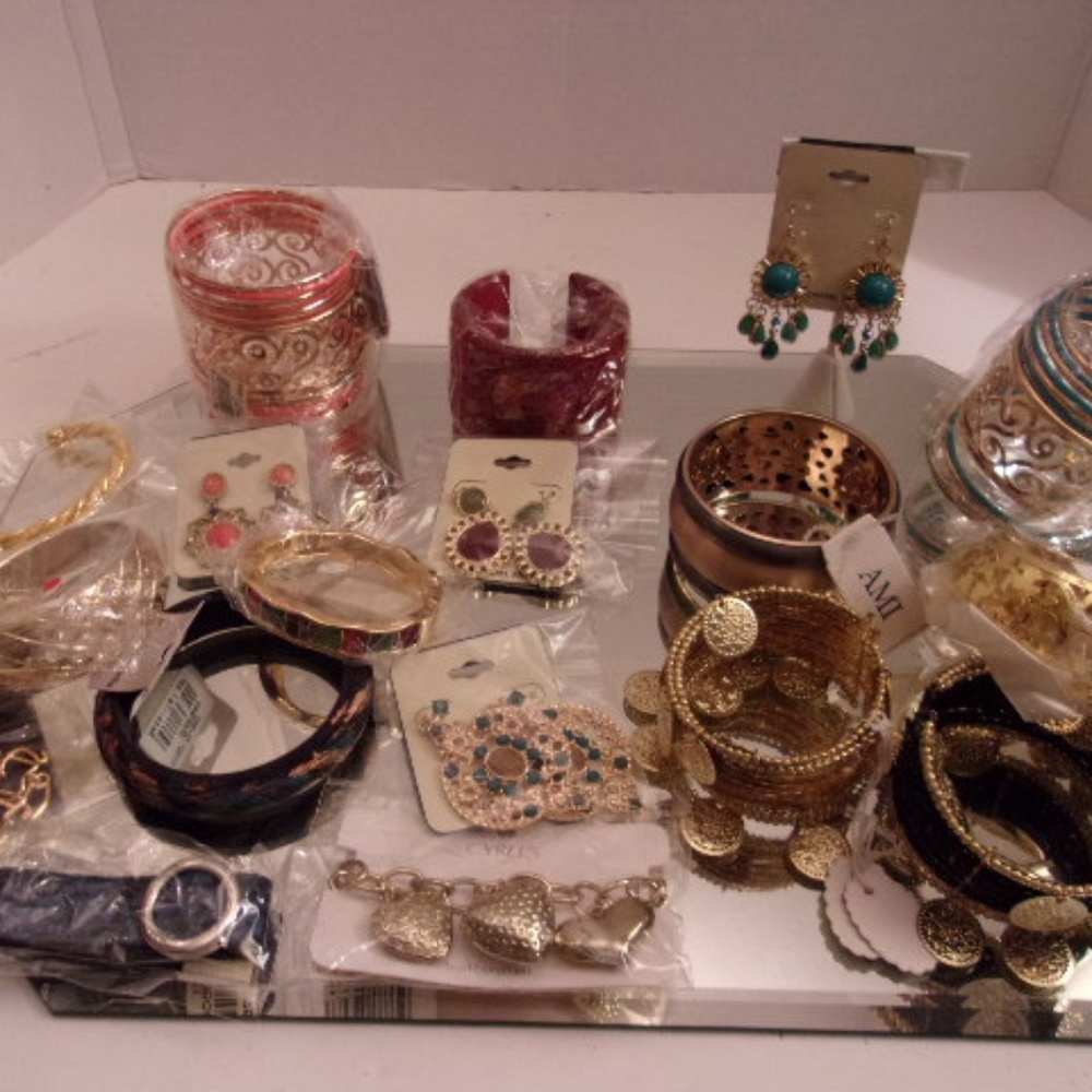 NWT HUGE DESIGNER ASSORTMENT OF BRACELETS & EARRIN